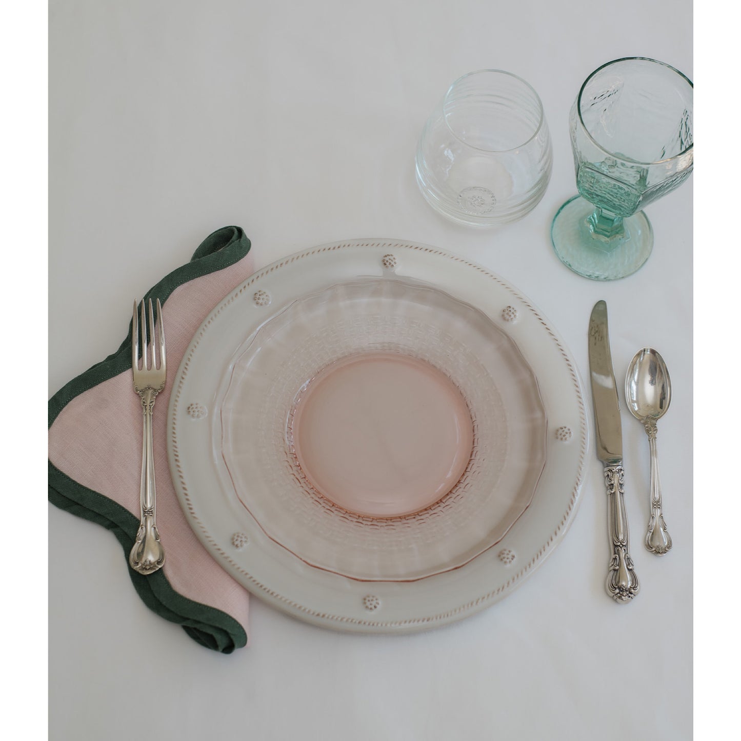 Peony Scalloped Napkin with Emerald Trim